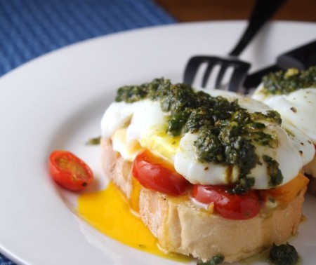 Bruschetta met ei, pesto en tomaat