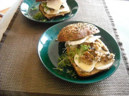 Broodje geitenkaas met honing