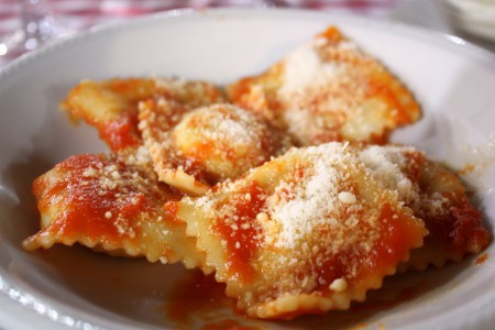 Ravioli met pastasaus